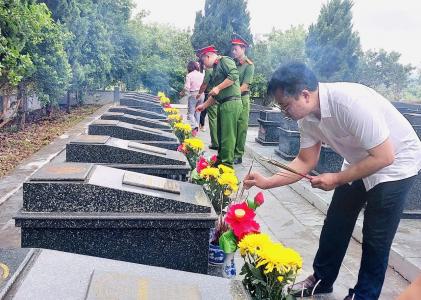 Lãnh đạo xã Nghĩa Thọ viếng nghĩa trang liệt sĩ nhân kỷ niệm 78 năm ngày Thương binh - Liệt sĩ